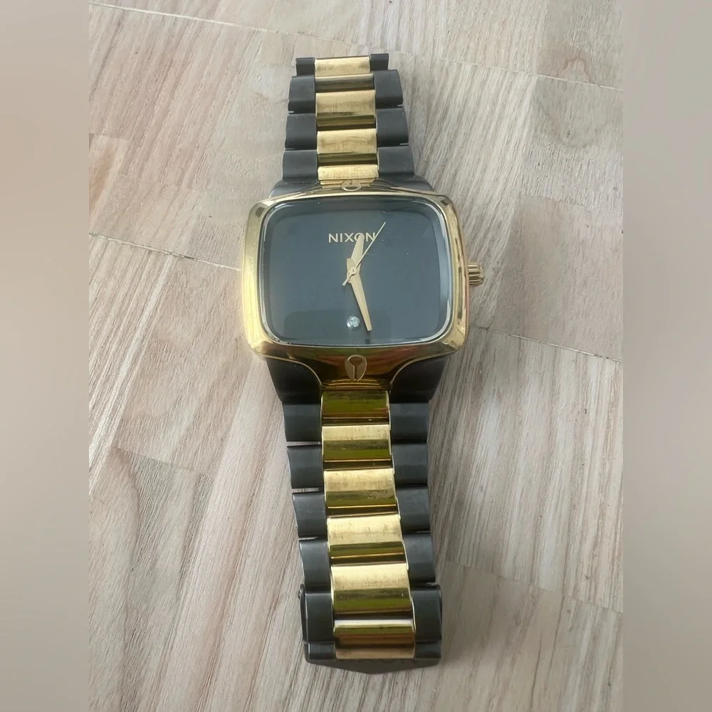 Nixon the player gunmetal gray and gold tone watch NEW BATTERY
